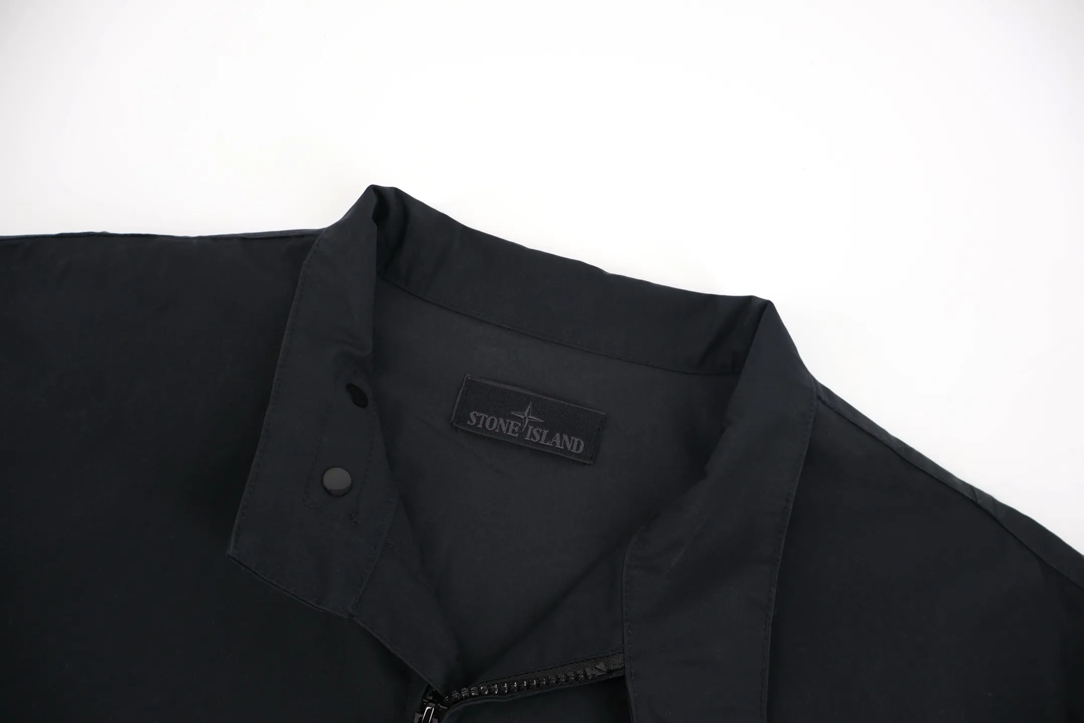 P680 Stone Island Ghost Series Harrington Jacket The fabric is made of 100% pure cotton cloth and the fabric is custom-dyed in the original color. The armbands are produced using 10,000-needle Behringer embroidery machines. The zipper is electroplated and smoked black, and the European style pull teeth are electroplated. Medium weight garment-dyed cotton satin jacket with gathered front and decorative contrasting belt. *Regular fit, standard length *Classic collar *Front zipper closure, button cuffs *Seamed pockets. Size:S-M-L-XL